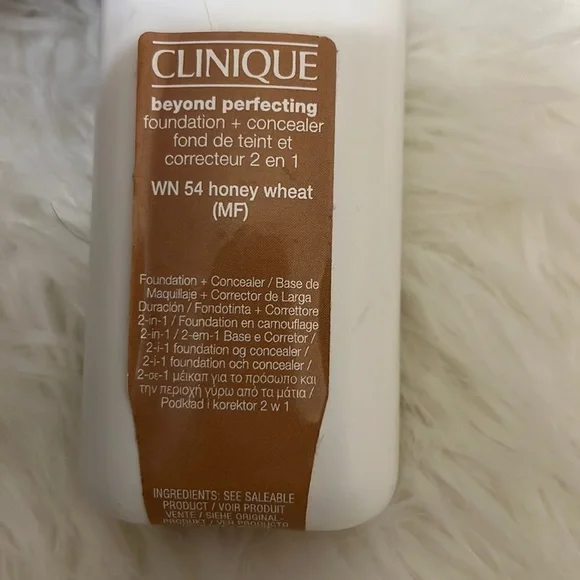 • Clinique Beyond Perfecting Foundation + Concealer WN 54 Honey Wheat